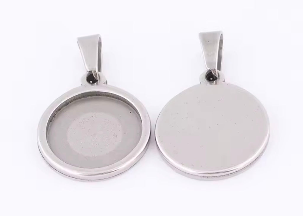 Round and Oval closed back pendant