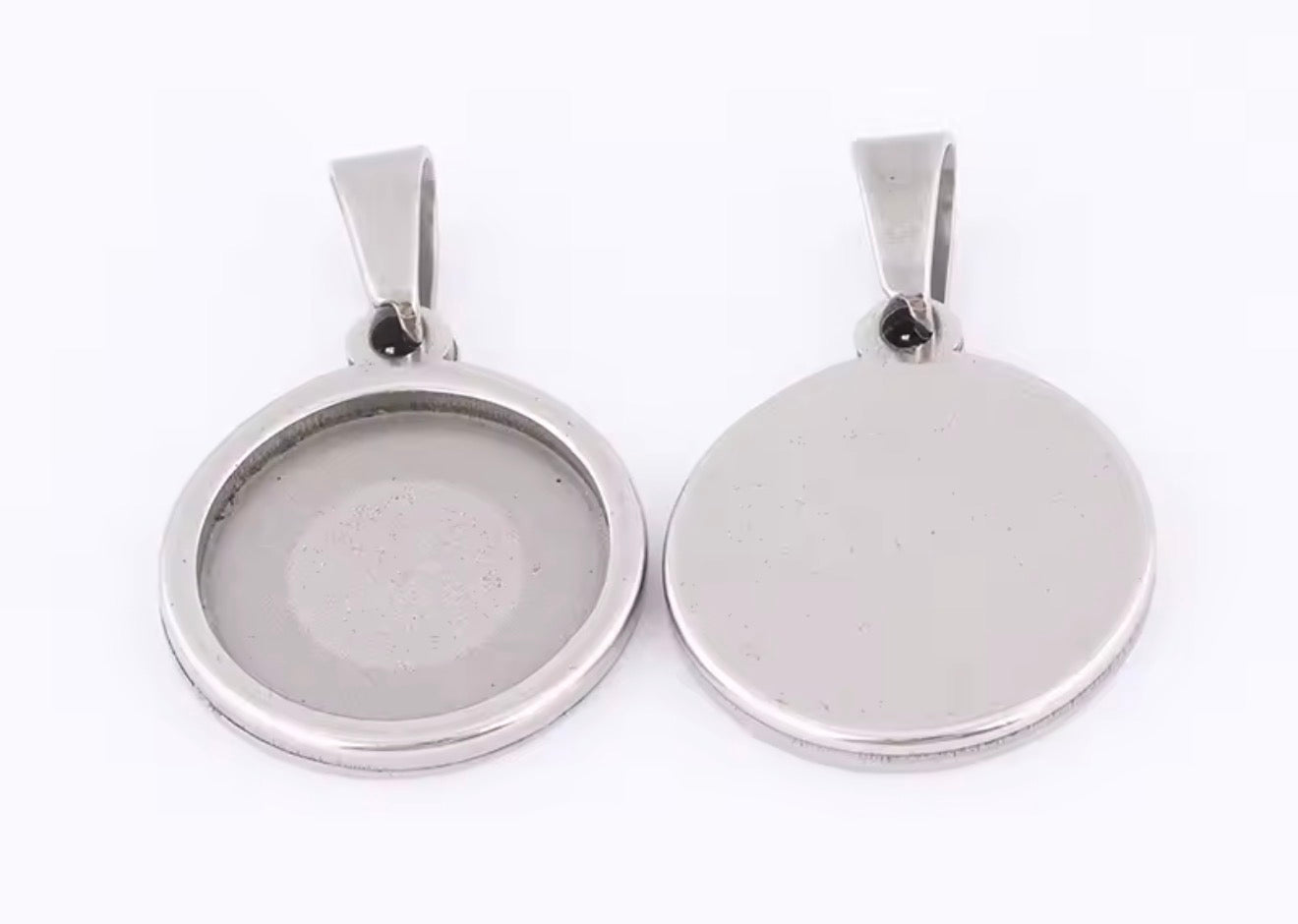 Round and Oval closed back pendant